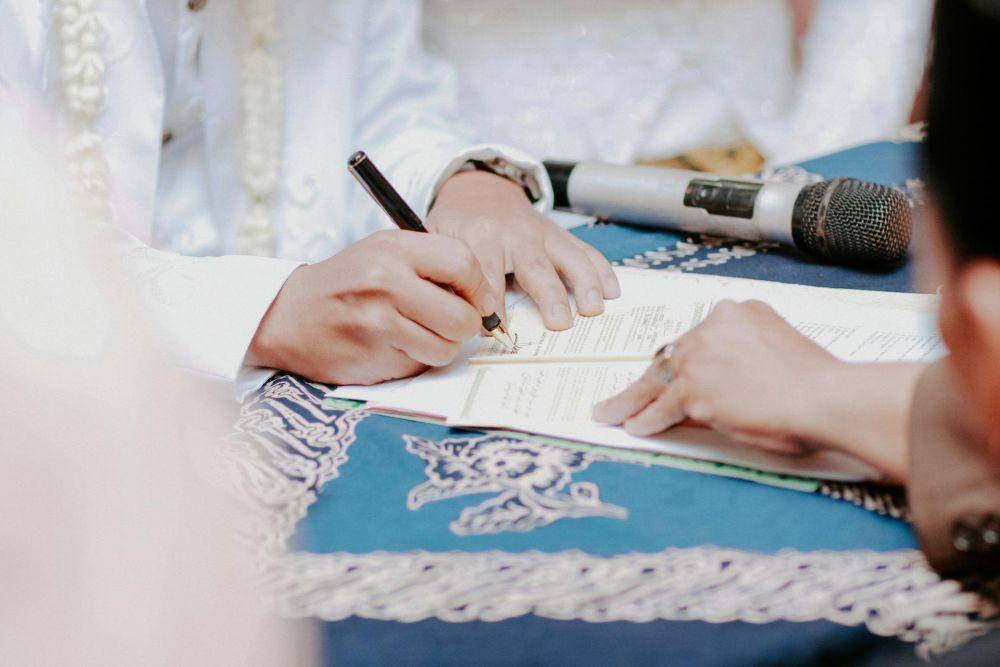 ilustrasi foto tanda tangan buku nikah (pexels.com/Arif Syuhada)