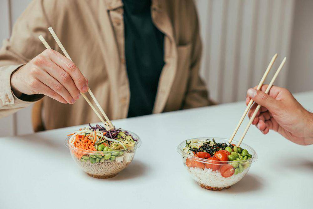 ilustrasi menyantap makanan (pexels.com/cup-of-couple)