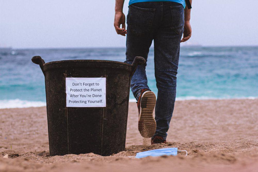 ilustrasi buang sampah sembarangan (pexels.com/Dhaya Eddine Bentaleb)