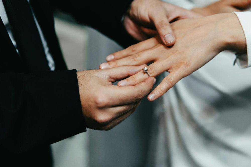 ilustrasi momen pasang cincin (pexels.com/thecactusena)