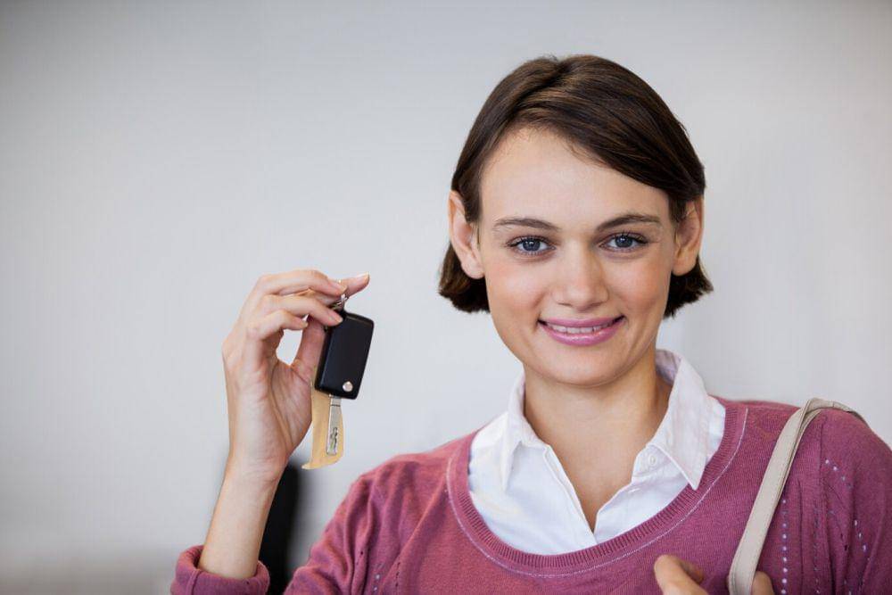ilustrasi perempuan yang sedang memegang kunci mobil (freepik.com/peoplecreations)