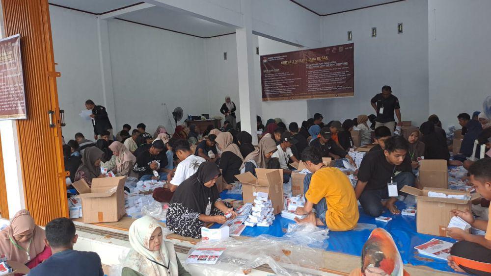 KPU Pasaman Salurkan Logistik ke TPS Jelang PSU 19 April