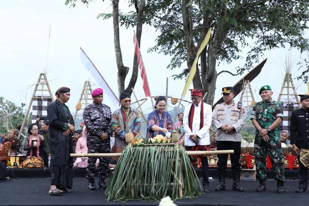 Wali Kota Semarang, Agustina Wilujeng Pramestuti menghadiri tradisi Sesaji Rewanda di Goa Kreo. (dok. Pemkot Semarang)
