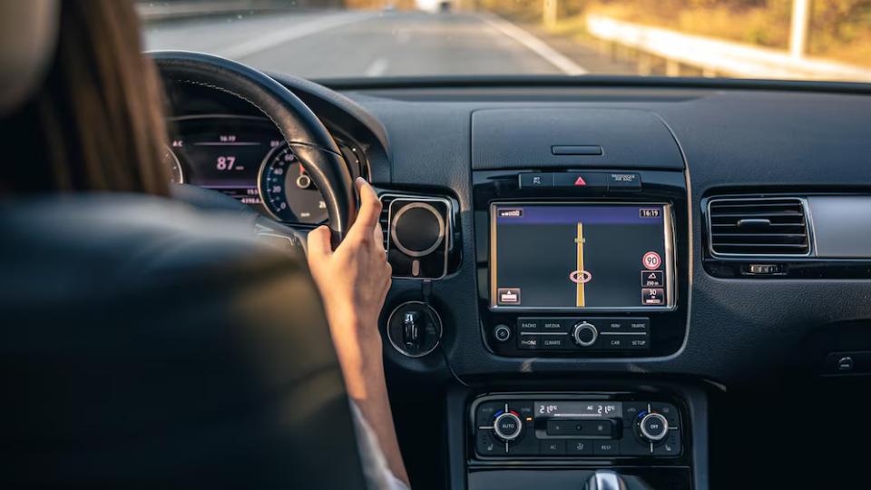 Apakah Menyalakan AC Mobil Saat Berhenti Boros Bensin?