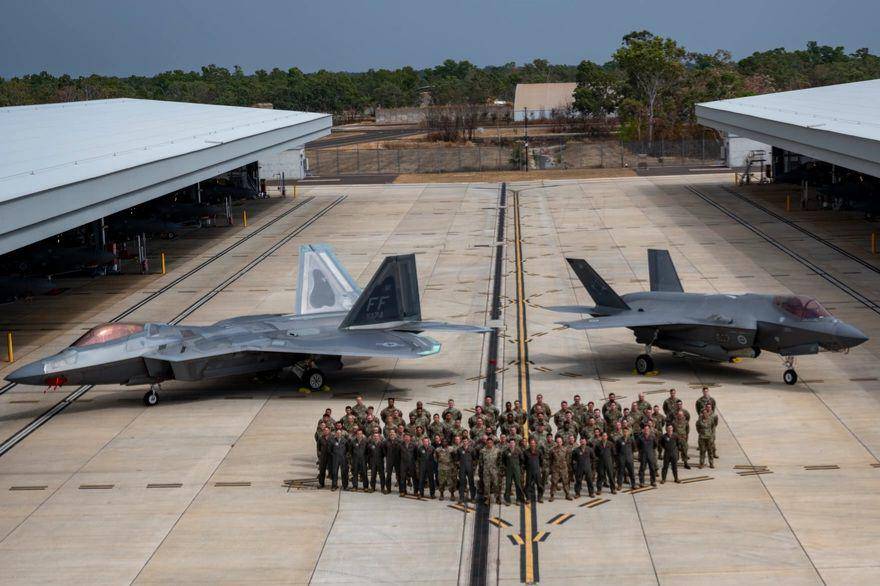 USAF dan RAAF memamerkan F-22 (kiri) dan F-35 di Pangkalan Udara Tindal (commons.wikimedia.org/Sersan Spencer Tobler dari Angkatan Udara Amerika Serikat)