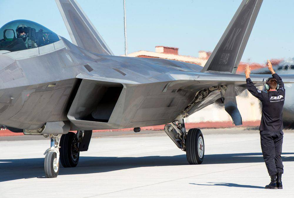 F-22 Raptors dari Pangkalan Angkatan Udara Elmendorf, Alabama (commons.wikimedia.org/Louis Briscese)