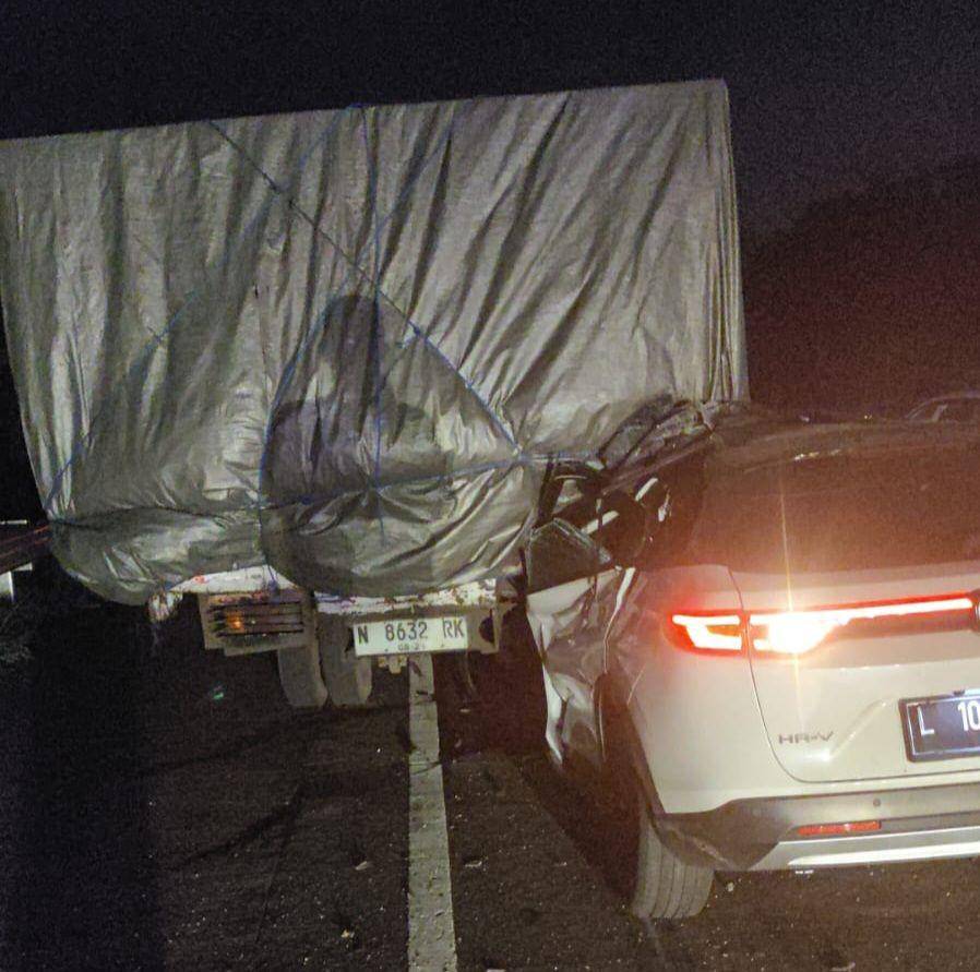 Kondisi kecelakaan di KM 77.800/A Ruas Tol Malang-Pandaan pada Sabtu (12/4/2025) malam. (IDN Times/Istimewa)