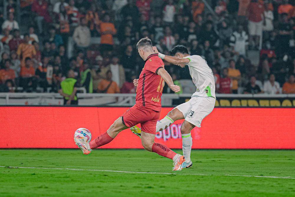 Duel pemain Persebaya dengan Persija di Stadion Utama Gelora Bung Karno Jakarta. Dok. Persebaya.