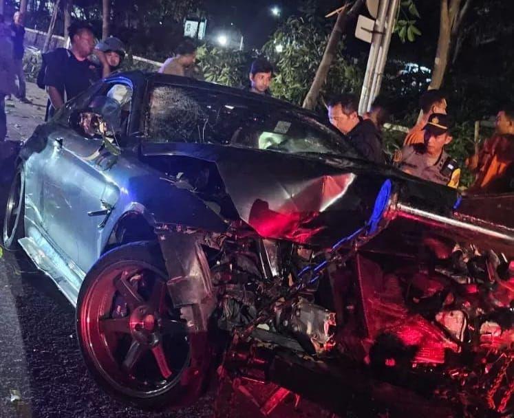 Mobil BMW Tabrak 3 Pemotor di Depan Makam Pahlawan, 1 Meninggal