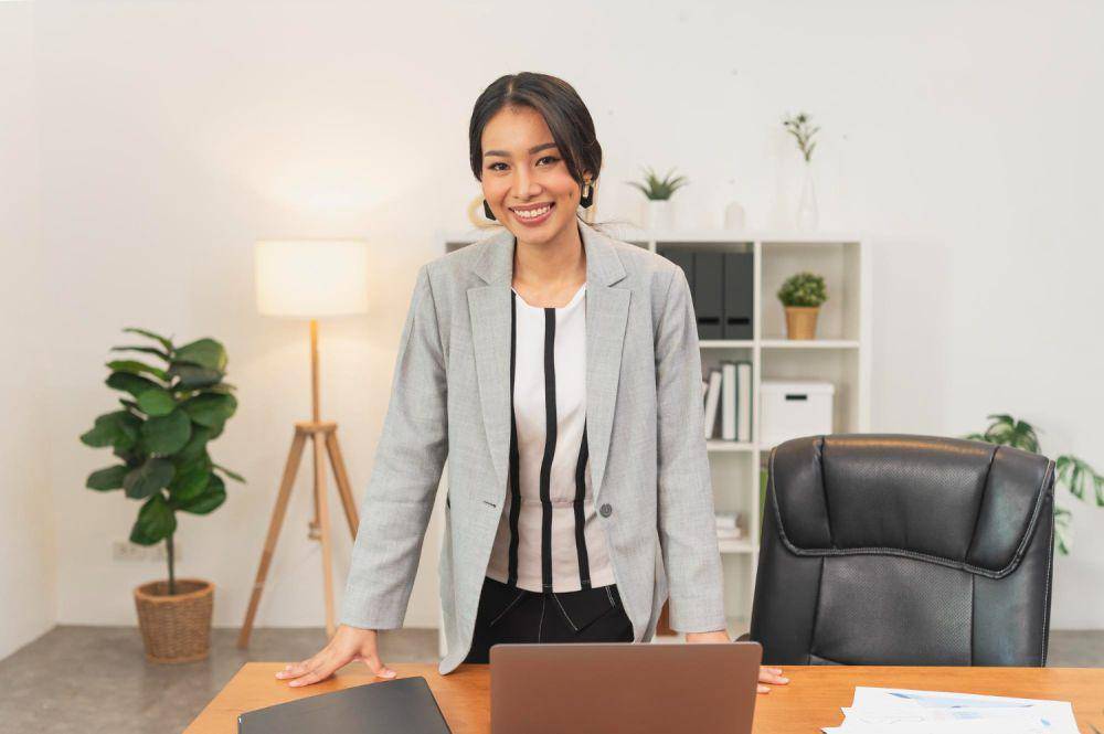 Ilustrasi wanita di ruang kerja kantor (freepik.com/our-team)