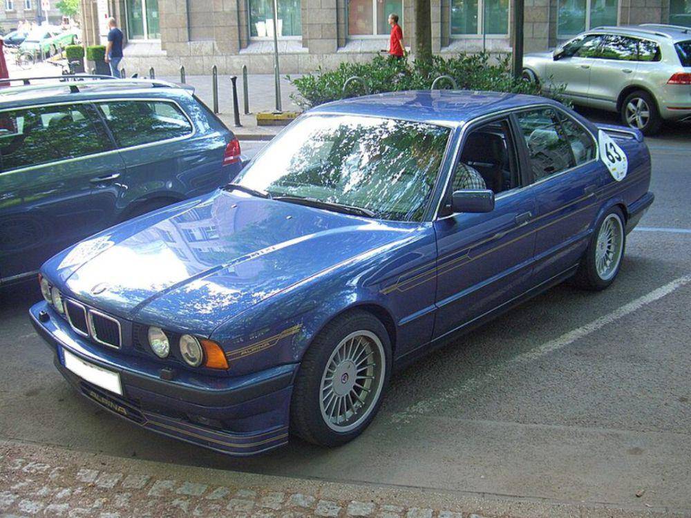 Ilustrasi Mobil BMW Alpina B10 (en.wikipedia.org)