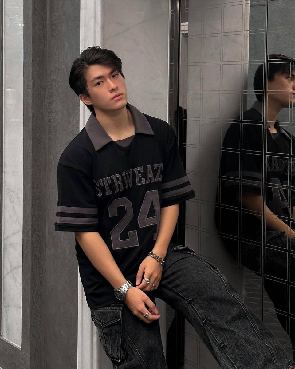 OOTD cowok dengan jersey shirt (instagram.com/minhtan.thtr)