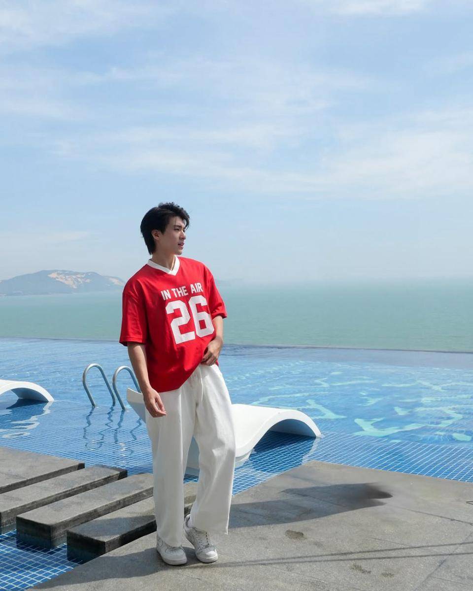 OOTD cowok dengan jersey shirt (instagram.com/minhtan.thtr)