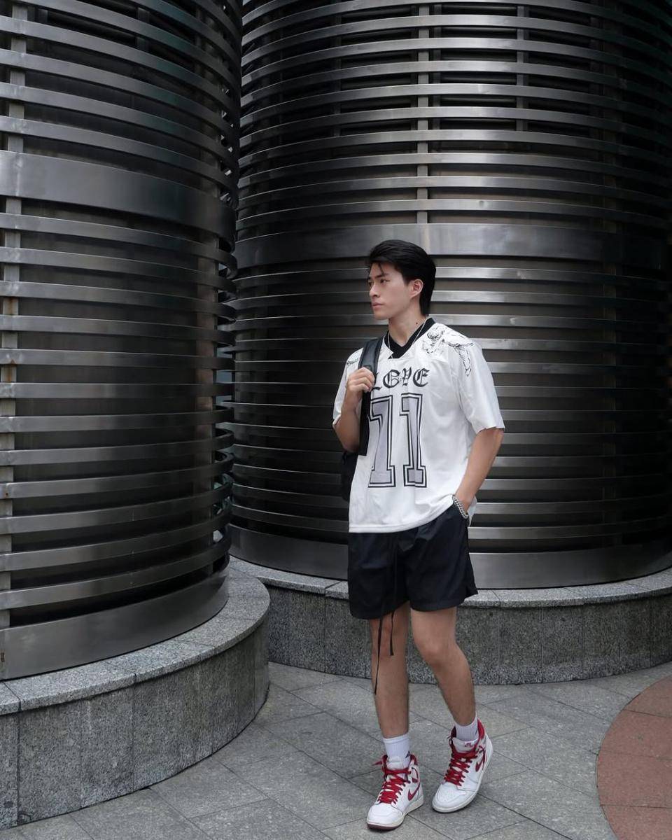 OOTD cowok dengan jersey shirt (instagram.com/minhtan.thtr)