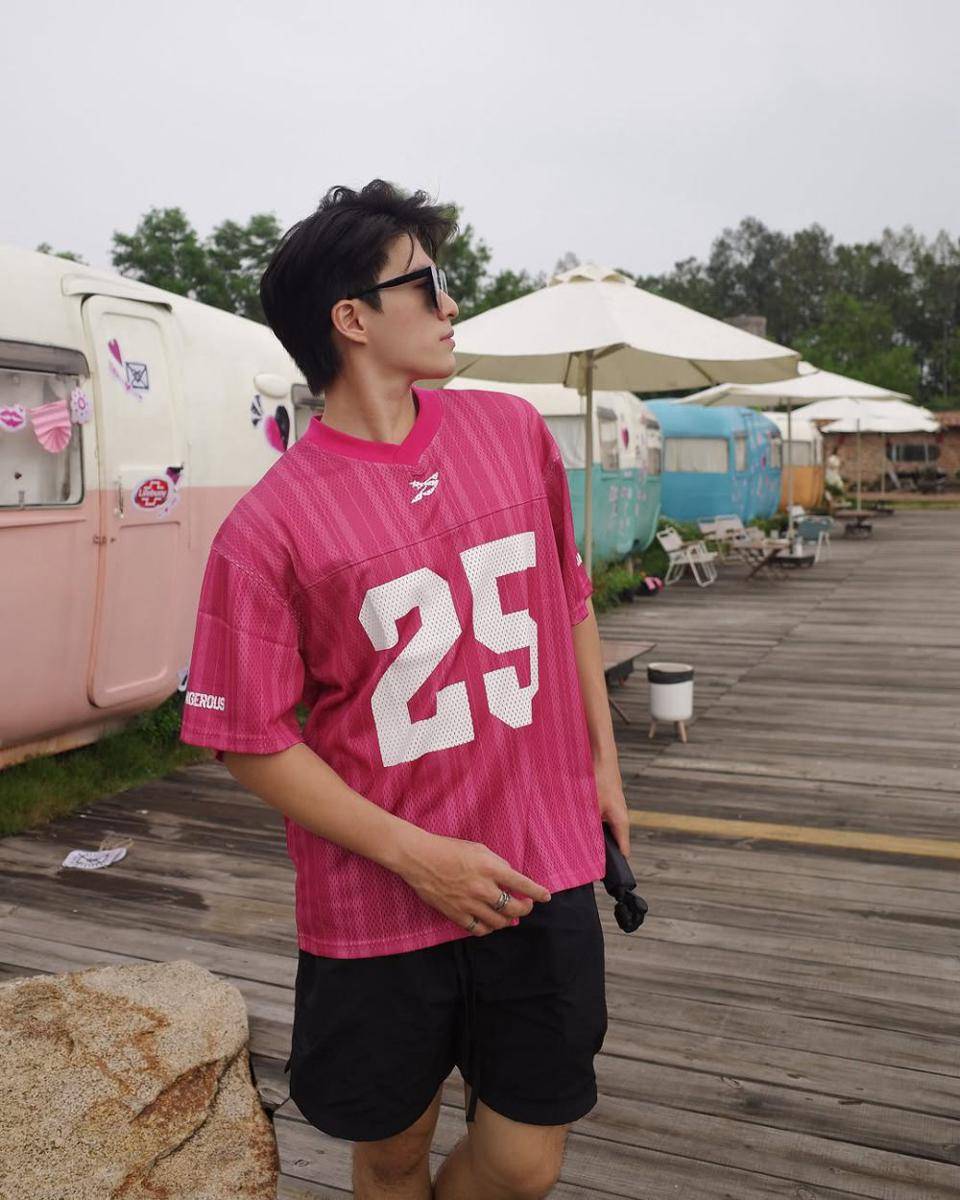 OOTD cowok dengan jersey shirt (instagram.com/minhtan.thtr)