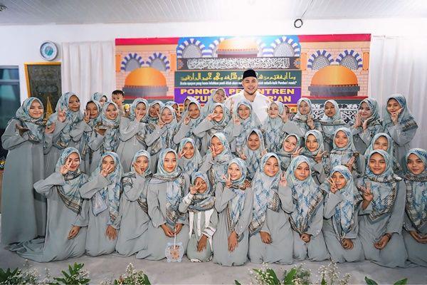 7 Potret Peresmian Pondok Pesantren yang Dibangun Ivan Gunawan