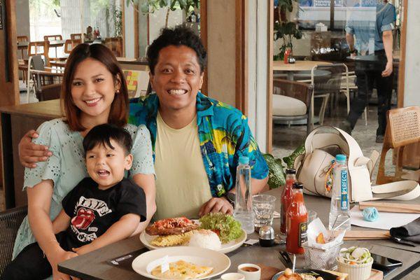 7 Potret Ulang Tahun Ke-40 Arie Kriting, Rayakan sama Istri dan Anak
