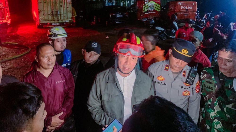 Wali Kota Bogor Dedie Rachim saat meninjau lokasi kebakaran di Kecamatan Bogor Selatan, Kota Bogor, Jawa Barat, Minggu (13/4/2025). (Humas Pemkot Bogor).