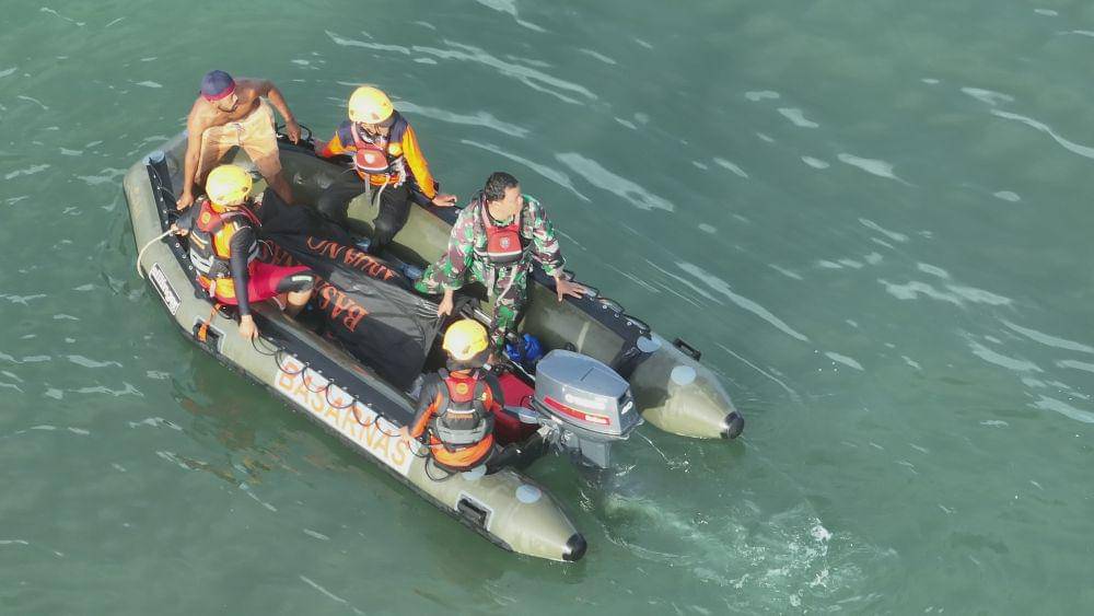Tim Basarnas Gabungan melakukan evakuasi korban (Foto: Basarnas Padang)