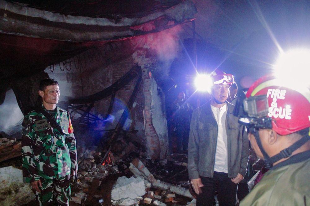 Wali Kota Bogor Dedie Rachim (tengah) saat meninjau garmen kebakaran di Kecamatan Bogor Selatan, Kota Bogor, Jawa Barat, Minggu (13/4/2025). (Humas Pemkot Bogor).