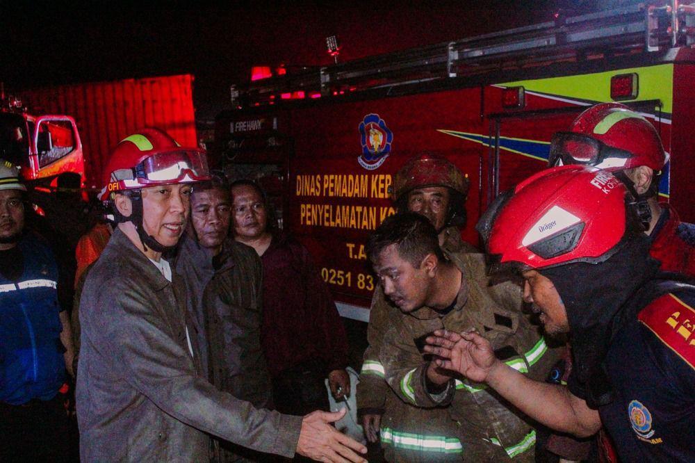 Wali Kota Bogor saat meninjau lokasi kebakaran garmen di Kecamatan Bogor Selatan, Kota Bogor, Jawa Barat, Minggu (13/4/2025). (Humas Pemkot Bogor).