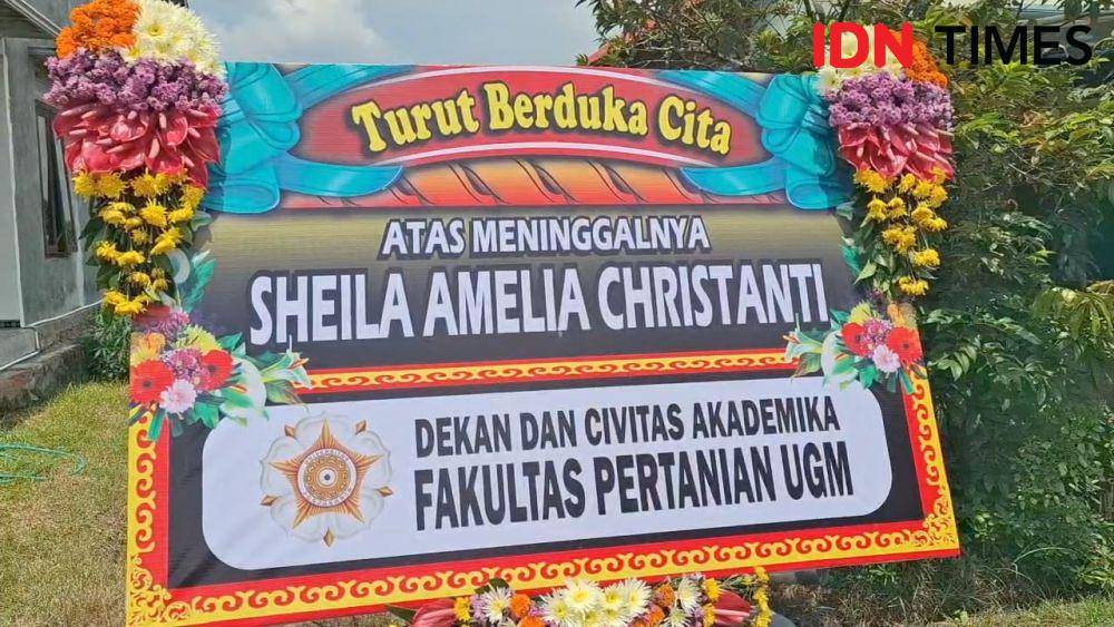 Karangan bunga dari kampus Sheila di rumah duka Madiun. IDN Times/ Riyanto.