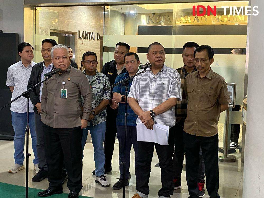 Kejaksaan Agung (Kejagung) menetapkan tiga hakim sebagai tersangka kasus suap penanganan perkara pemberian fasilitas ekspor Crude Palm Oil (CPO) dan turunannya pada industri kelapa sawit Januari 2022 hingga April 2022, Senin (14/4/2025) dini hari. (IDN Times/Irfan Fathurohman)