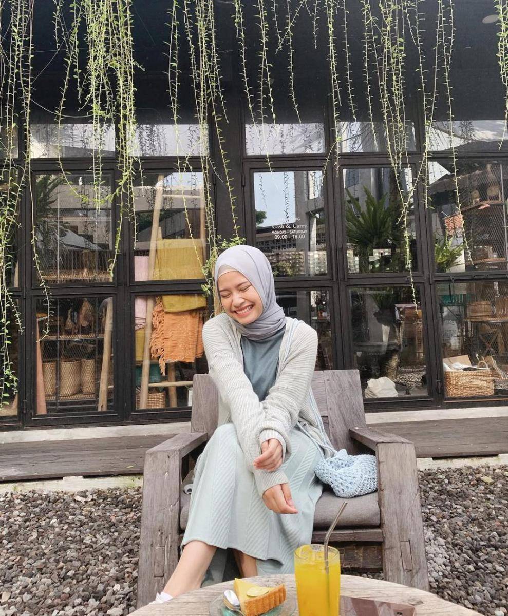 inspirasi OOTD kuliah ala Hanggini (instagram.com/hanggini)
