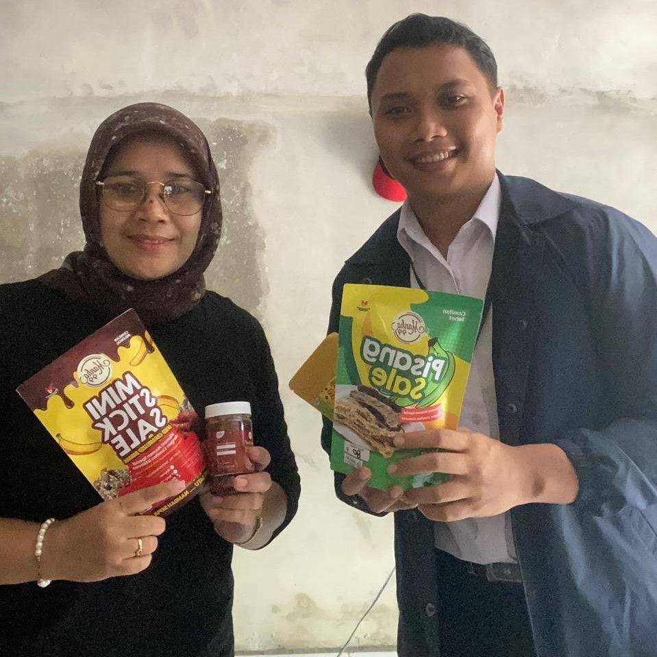 Koordinator Rumah BUMN BRI Mataram, Lintang Hadi bersama salah satu pelaku UMKM binaan BRI. (IDN Times/Linggauni)