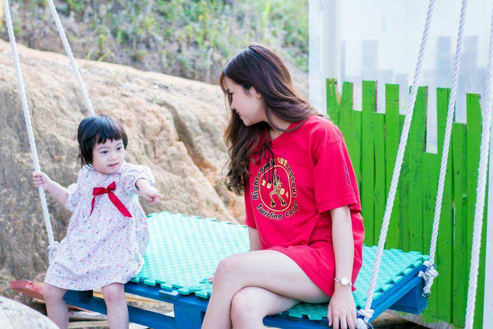 ilustrasi anak dan ibu bermain ayunan (pexels.com/Chu Chup Hinh)