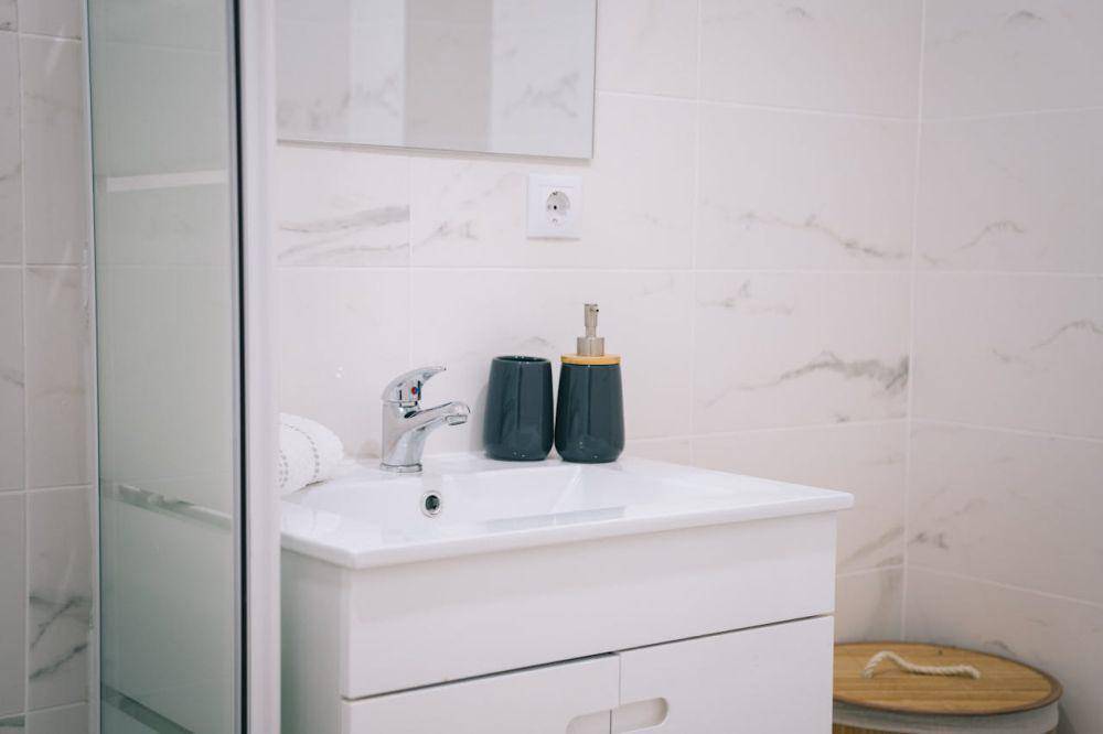 ilustrasi ball faucet di kamar mandi (pexels.com/Jaycee300s)
