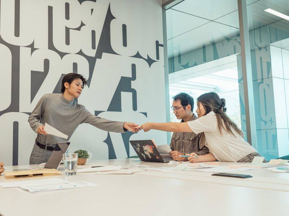 ilustrasi suasana kerja (pexels.com/Kindel Media)