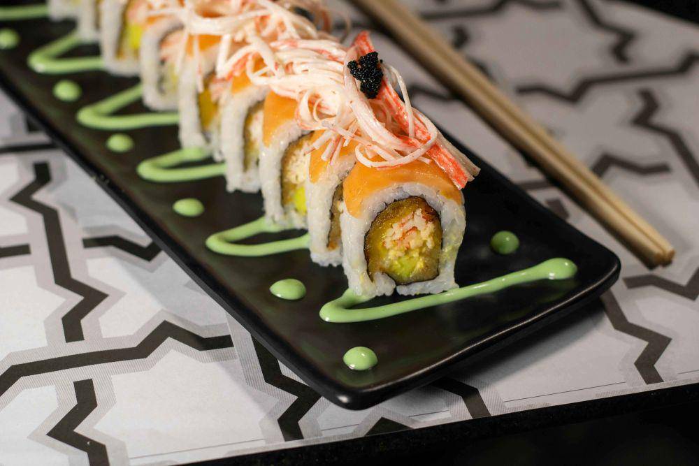ilustrasi sushi dengan isi daging kepiting dan topping ikan salmon