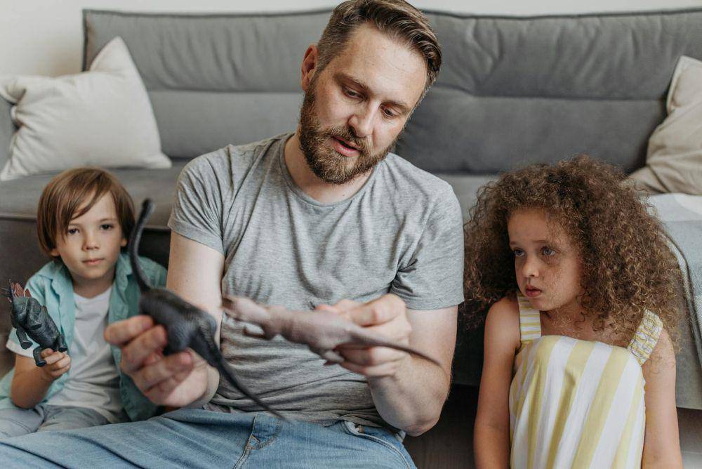 ilustrasi ayah berbicara dengan anak (pexels.com/Pavel Danilyuk)
