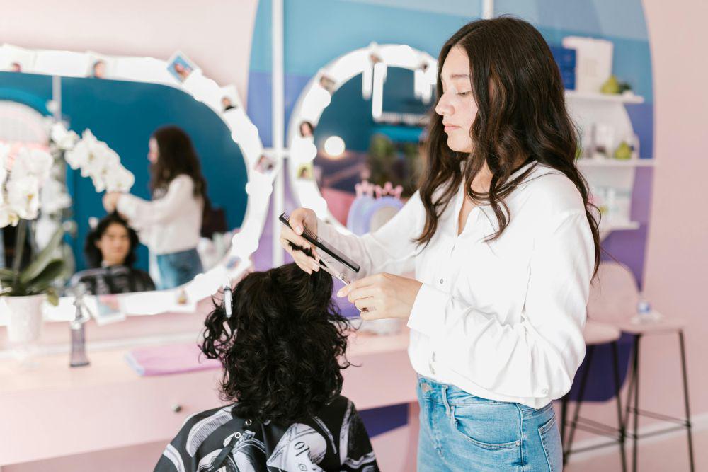 Kenapa Hasil Potong Rambut Terasa Beda Saat Sampai Rumah?