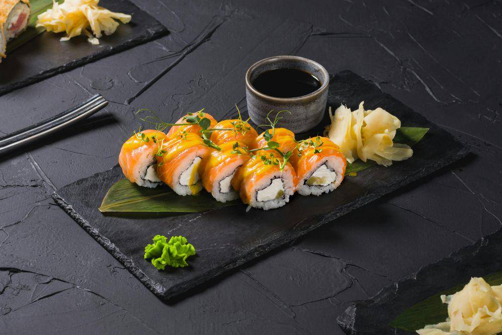 ilustrasi sushi dan ikan salmon mentah