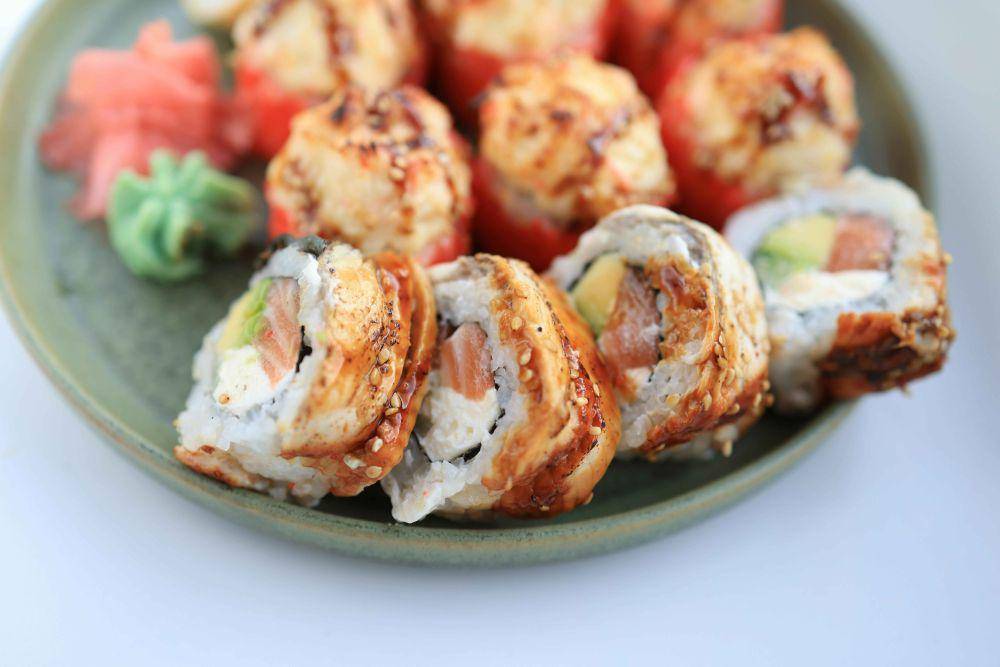ilustrasi sushi rolls di atas piring