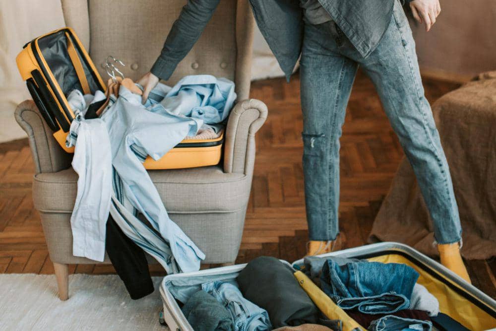 ilustrasi membereskan barang bawaan (pexels.com/Vlada Karpovich)