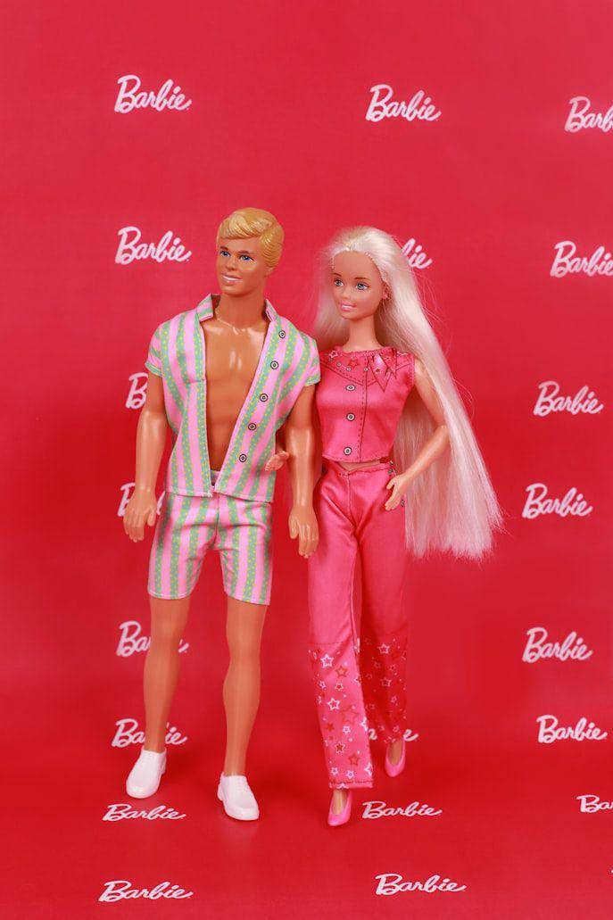 Ken dan Barbie (unsplash.com/Julee Juu)