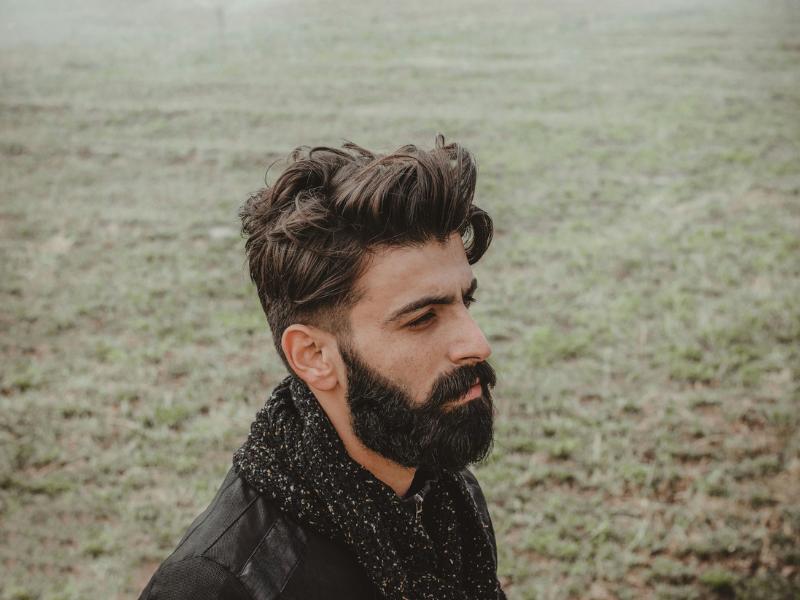 4 Model Potongan Rambut Ikal dan Mengembang Pria yang Bikin Stylish!