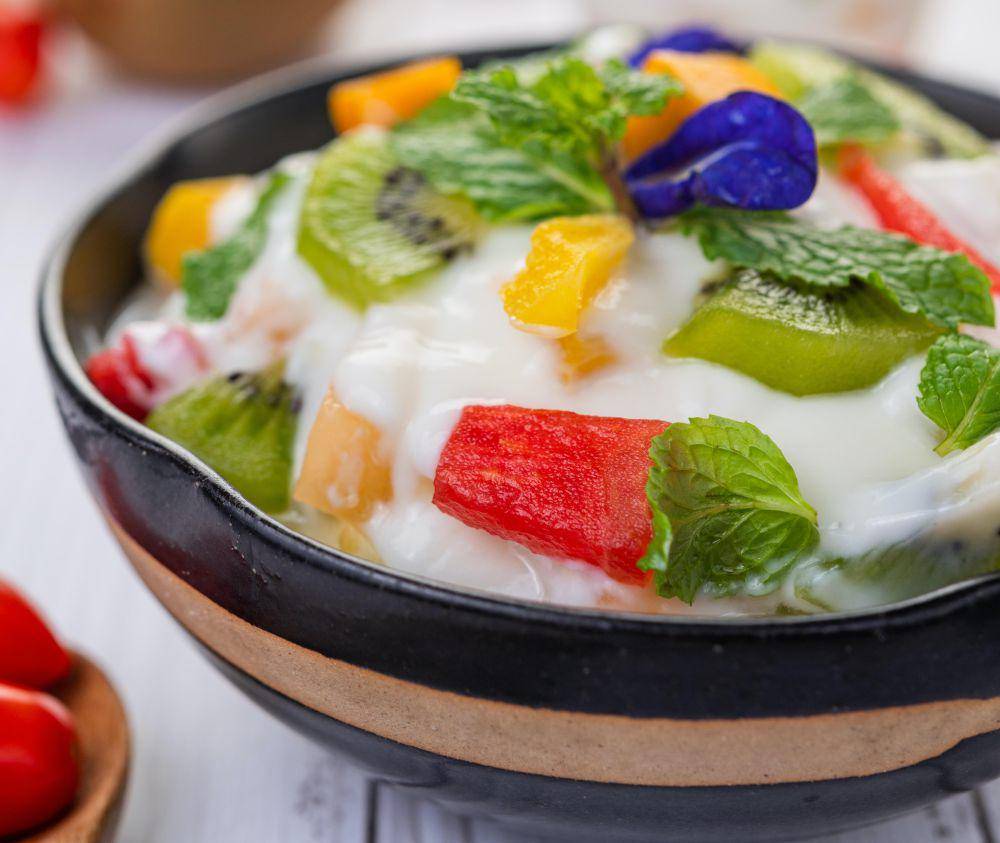 ilustrasi salad buah (freepik.com/jcomp)