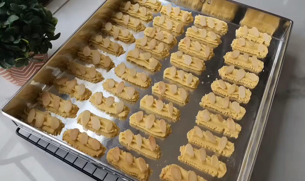 ilustrasi semprit almond cookies (YouTube.com/atha naufal)