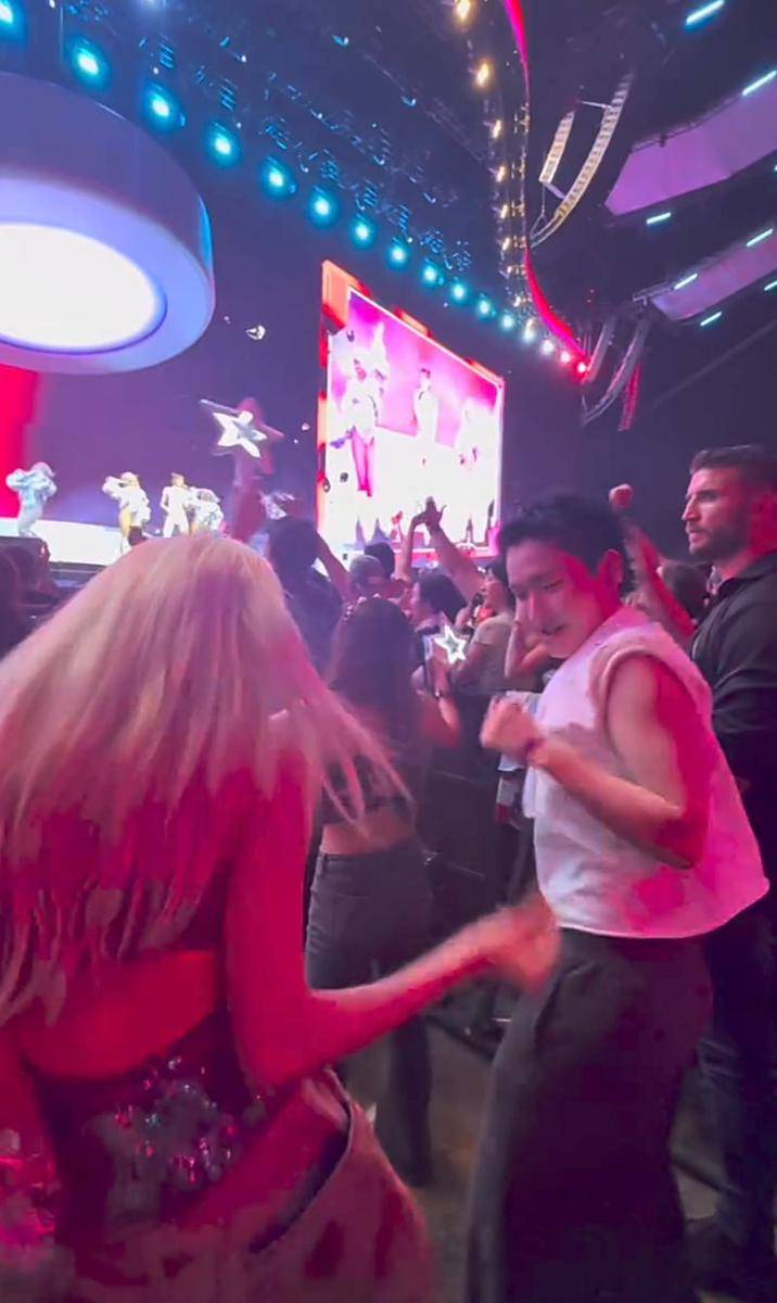 potret Rosé BLACKPINK nonton Coachella 2025 (instagram.com/roses_are_rosie)