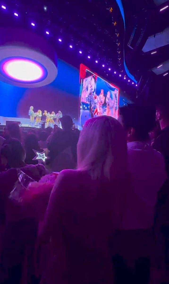 potret Rosé BLACKPINK nonton Coachella 2025 (instagram.com/roses_are_rosie)