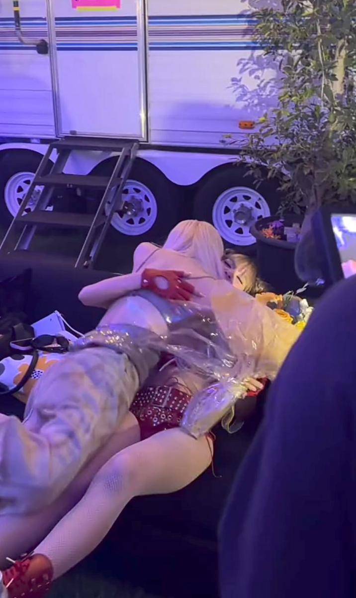 potret Rosé BLACKPINK nonton Coachella 2025 (instagram.com/roses_are_rosie)