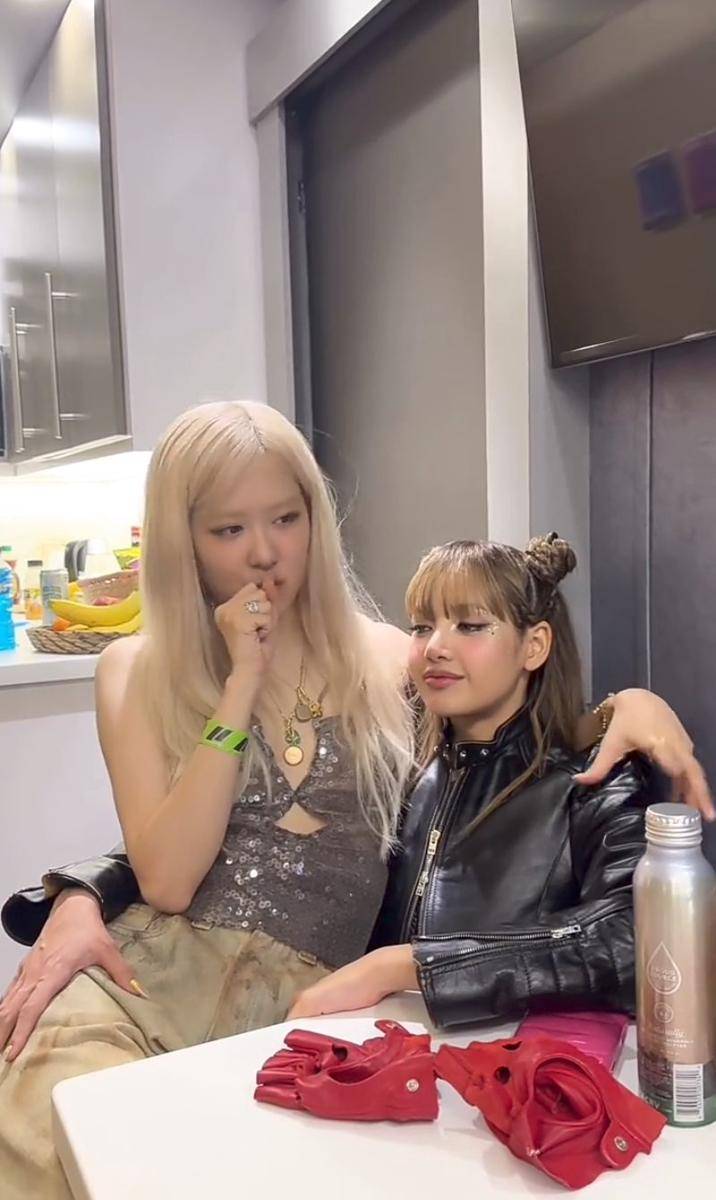potret Rosé BLACKPINK nonton Coachella 2025 (instagram.com/roses_are_rosie)