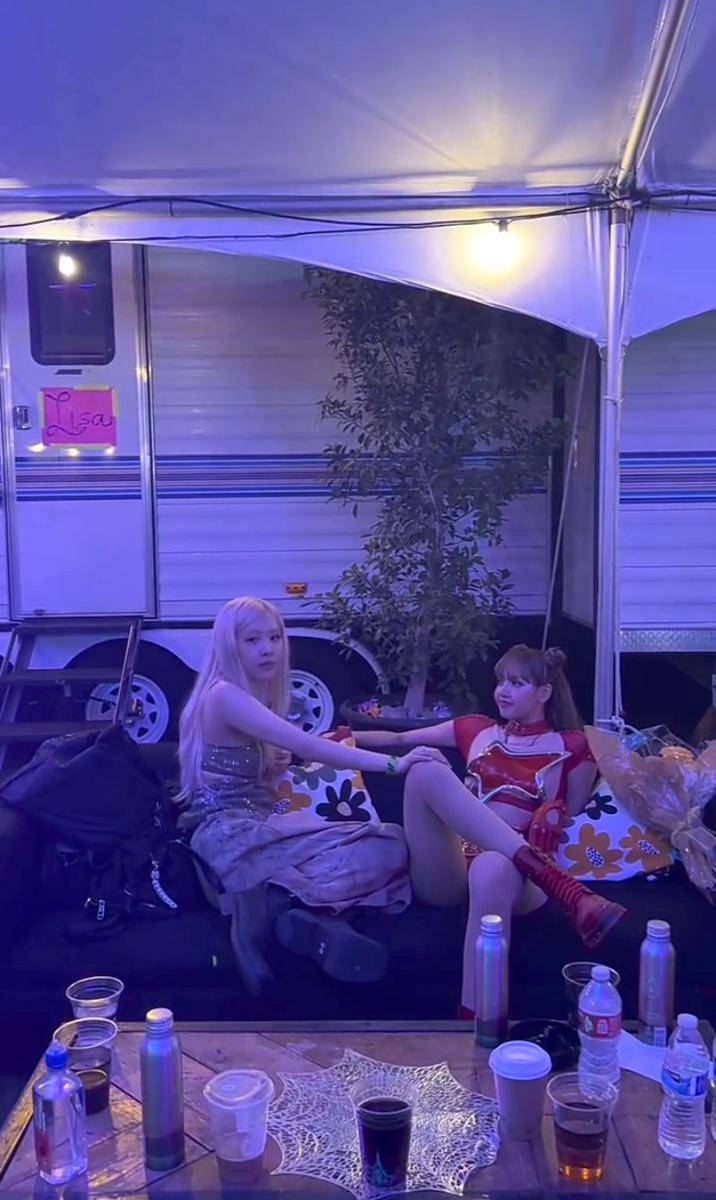 potret Rosé BLACKPINK nonton Coachella 2025 (instagram.com/roses_are_rosie)