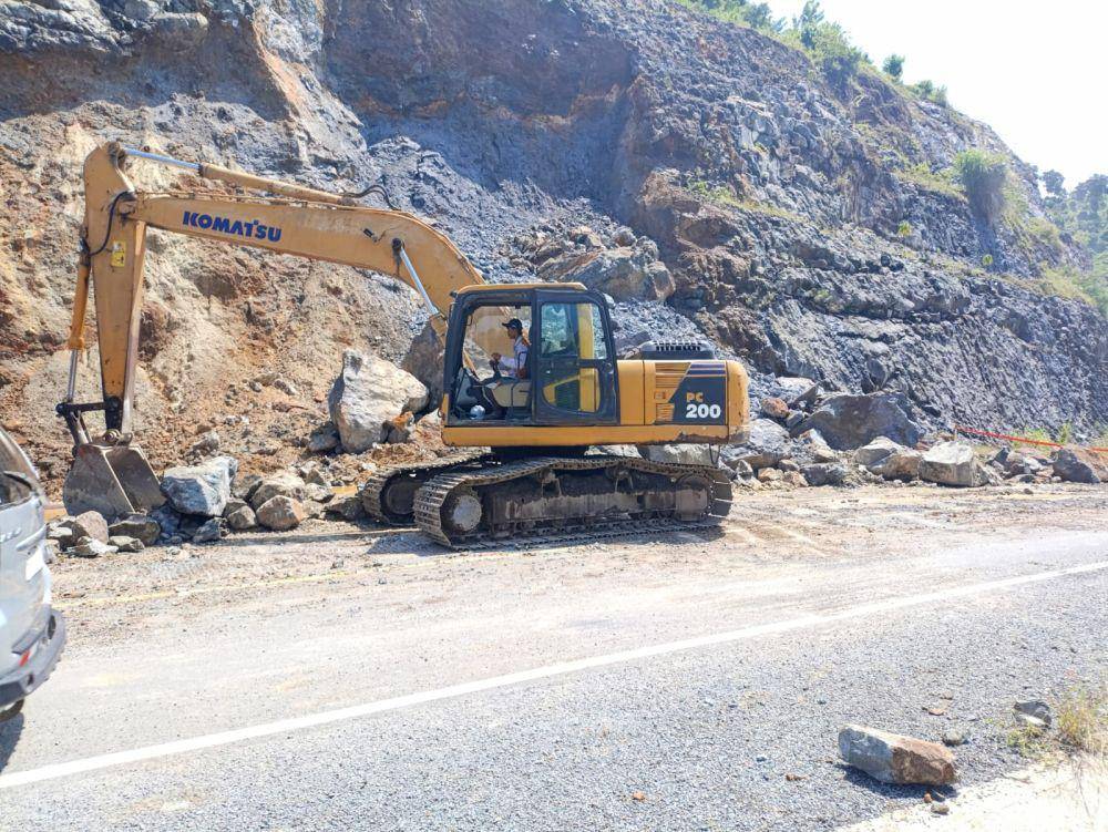 Petugas bersihkan material longsor yang menutup akses JLS di Tulungagung. IDN Times/ Bramanta Pamungkas