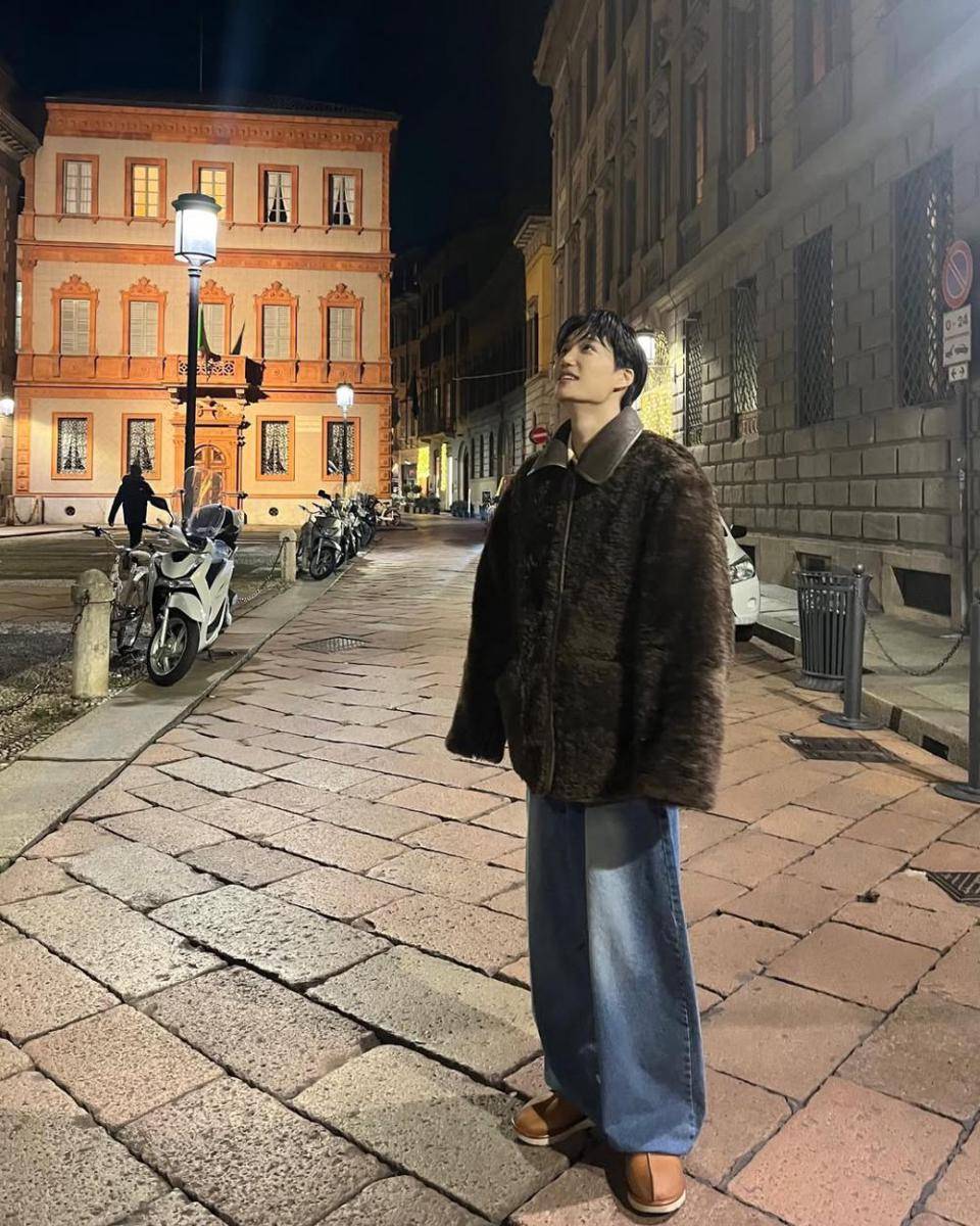 mix and match baggy pants ala Kai EXO (instagram.com/zkdlin)
