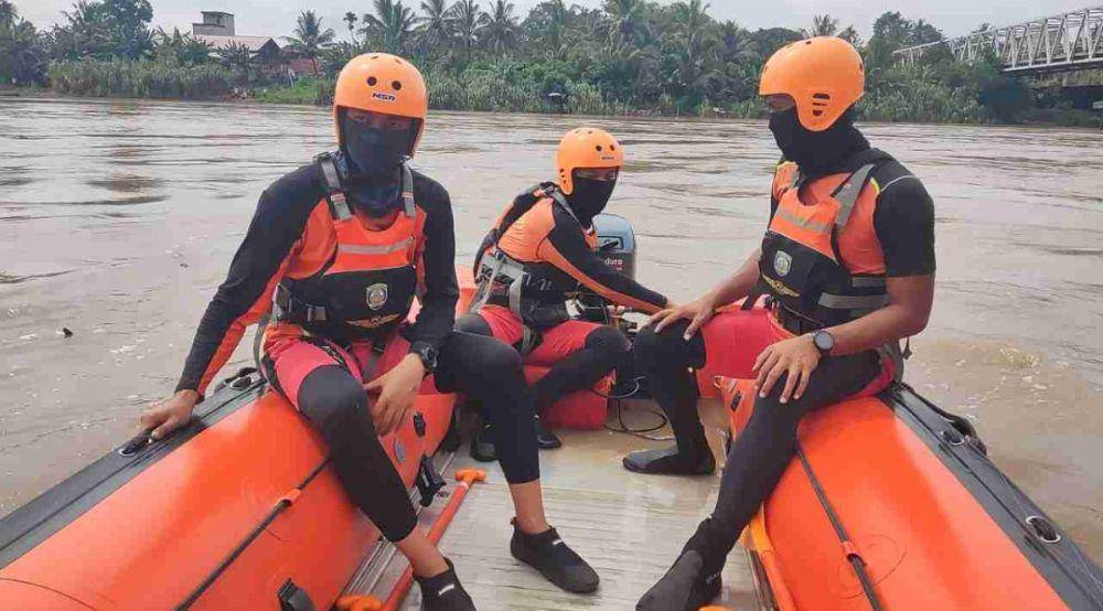 Tim SAR gabungan saat melakukan pencarian korban tenggelam di Sungai Komering. (Dok. Basarnas Palembang)